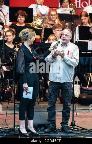 Anja Köbel (Moderatorin), Viola Klein (Initiatorin), Stefan Hippler (Pfarrer Hope Cape Town) und Rene Kindermann beim HOPE-Jubiläumskonzert im Rahmen Stockfoto