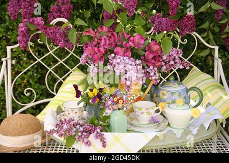 botanik, Syringa und Alstroemeria in einer Vase. Stiefmütterchen, convallaria, ZUSÄTZLICHE-RIGHTS-CLEARANCE-INFO-NOT-AVAILABLE Stockfoto