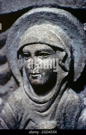 FRANKREICH. PUY DE DOME (63) DETAIL DER RÖMISCHEN KIRCHE XII. VON MOZAC, HEILIGE FRAUEN AM GRAB, AUVERGNE, FRANKREICH Stockfoto