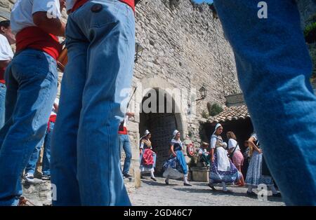 FRANKREICH, VAUCLUSE(84) PROVENCE, DENTELLES DE MONTMIRAIL, SEGURET DORF, EINES DER SCHÖNSTEN DÖRFER FRANKREICHS, WEINFEST, BRAVADE Stockfoto