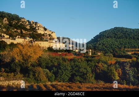 FRANKREICH, VAUCLUSE (84) PROVENCE, DENTELLES DE MONTMIRAIL, SEGURET DORF IM HERBST EINES DER SCHÖNSTEN DÖRFER FRANKREICHS Stockfoto