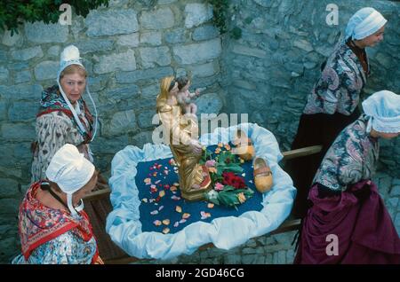 FRANKREICH, VAUCLUSE(84) PROVENCE, DENTELLES DE MONTMIRAIL, SEGURET DORF, EINES DER SCHÖNSTEN DÖRFER FRANKREICHS, WEINFEST, DIE PROZESSION Stockfoto