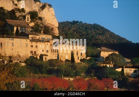 FRANCE, VAUCLUSE(84) PROVENCE, DENTELLES DE MONTMIRAIL, SEGURET VILLAGE IM HERBST EINES DER SCHÖNSTEN DÖRFER FRANKREICHS Stockfoto