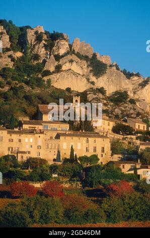 FRANCE, VAUCLUSE(84) PROVENCE, DENTELLES DE MONTMIRAIL, SEGURET VILLAGE IM HERBST EINES DER SCHÖNSTEN DÖRFER FRANKREICHS Stockfoto