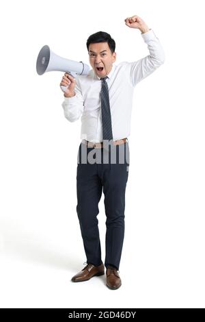 Reifer Geschäftsmann, der durch das Bullhorn schreit Stockfoto