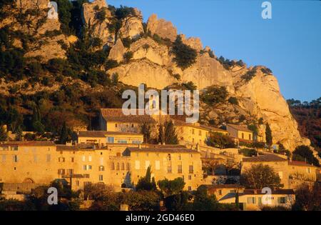 FRANCE, VAUCLUSE(84) PROVENCE, DENTELLES DE MONTMIRAIL, SEGURET VILLAGE IM HERBST EINES DER SCHÖNSTEN DÖRFER FRANKREICHS Stockfoto