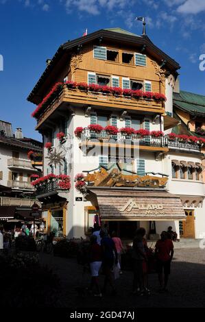 FRANKREICH, HAUTE-SAVOIE (74) MEGEVE, DORFPLATZ, MODEGESCHÄFT AALLARD, SCHAFFUNG DER STRETCH-SKIHOSE IM JAHR 1930 Stockfoto