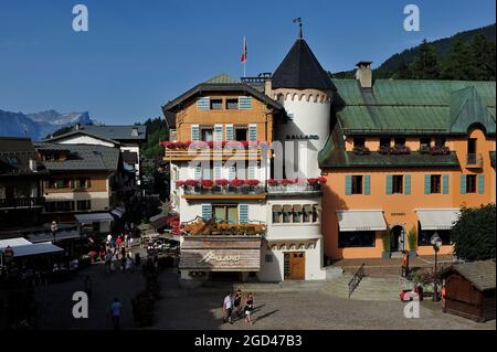 FRANKREICH, HAUTE-SAVOIE (74) MEGEVE, DORFPLATZ, MODEGESCHÄFT AALLARD, SCHAFFUNG DER STRETCH-SKIHOSE IM JAHR 1930 Stockfoto