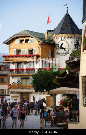 FRANKREICH, HAUTE-SAVOIE (74) MEGEVE, DORFPLATZ, MODEGESCHÄFT AALLARD, SCHAFFUNG DER STRETCH-SKIHOSE IM JAHR 1930 Stockfoto