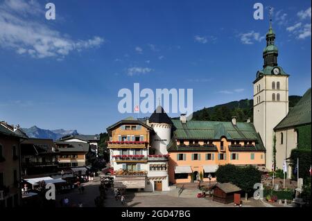 FRANKREICH, HAUTE-SAVOIE (74) MEGEVE, DORFPLATZ, KIRCHE SAINT JEAN BAPTISTE, MODEGESCHÄFT AALLARD, SCHAFFUNG DER STRETCH-SKIHOSE IM JAHR 1930 Stockfoto