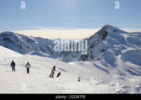 FRANKREICH, HAUTE-SAVOIE (74), SKIGEBIET LES PORTES DU SOLIEL IN DER SCHWEIZ UND FRANKREICH, AVORIAZ, BLANCHOT RED SLOPE, COU UND FORNET PASS AREA Stockfoto