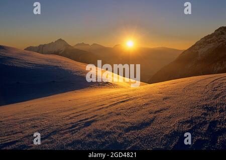 FRANKREICH. SAVOIE (73) ÜBERSICHT ÜBER DAS UGINE-TAL UND DEN BAUGES-BERG VOM ARPETTAZ-PASS Stockfoto