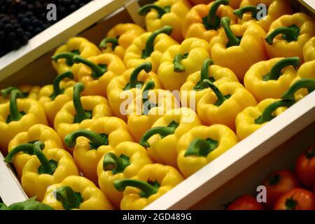 Frischer, süßer, gelber Paprika in den Marktkisten Stockfoto