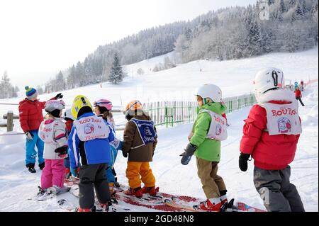 FRANKREICH, HAUTE-SAVOIE (74) REGION CHABLAIS, SKIGEBIET PORTES DU SOLEIL, DORF UND SKIGEBIET MORZINE, KIDS CLUB UND SKISCHULE FÜR KINDER CLUB Stockfoto