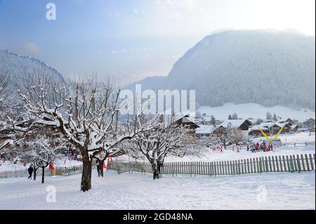 FRANKREICH, HAUTE-SAVOIE (74) REGION CHABLAIS, SKIGEBIET PORTES DU SOLEIL, DORF UND SKIGEBIET MORZINE, KIDS CLUB UND SKISCHULE FÜR KINDER CLUB Stockfoto