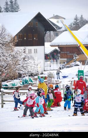 FRANKREICH, HAUTE-SAVOIE (74) REGION CHABLAIS, SKIGEBIET PORTES DU SOLEIL, DORF UND SKIGEBIET MORZINE, KIDS CLUB UND SKISCHULE FÜR KINDER CLUB Stockfoto