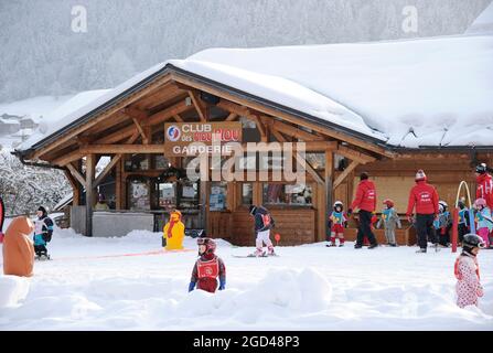 FRANKREICH, HAUTE-SAVOIE (74) REGION CHABLAIS, SKIGEBIET PORTES DU SOLEIL, DORF UND SKIGEBIET MORZINE, KIDS CLUB UND SKISCHULE FÜR KINDER CLUB Stockfoto