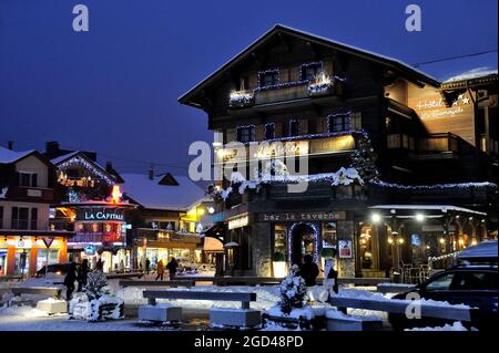 FRANKREICH, HAUTE-SAVOIE (74) REGION CHABLAIS, SKIGEBIET PORTES DU SOLEIL, DORF UND SKIGEBIET MORZINE, HOTEL LE SAMOYEDE BEI NACHT Stockfoto