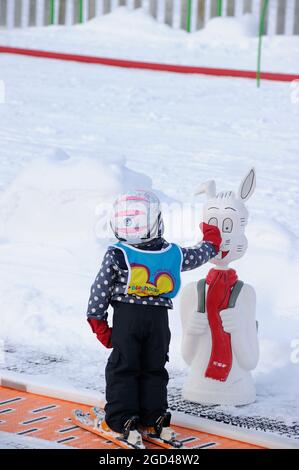 FRANKREICH, HAUTE-SAVOIE (74) REGION CHABLAIS, SKIGEBIET PORTES DU SOLEIL, DORF UND SKIGEBIET MORZINE, KIDS CLUB UND SKISCHULE FÜR KINDER CLUB Stockfoto