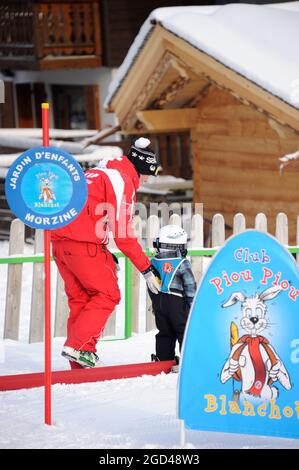 FRANKREICH, HAUTE-SAVOIE (74) REGION CHABLAIS, SKIGEBIET PORTES DU SOLEIL, DORF UND SKIGEBIET MORZINE, KIDS CLUB UND SKISCHULE FÜR KINDER CLUB Stockfoto