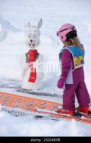 FRANKREICH, HAUTE-SAVOIE (74) REGION CHABLAIS, SKIGEBIET PORTES DU SOLEIL, DORF UND SKIGEBIET MORZINE, KIDS CLUB UND SKISCHULE FÜR KINDER CLUB Stockfoto