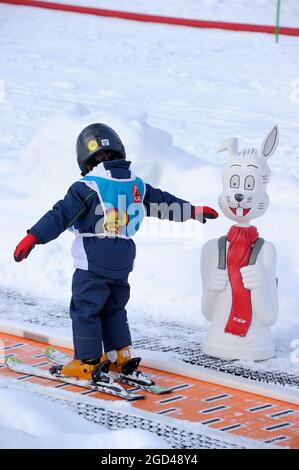 FRANKREICH, HAUTE-SAVOIE (74) REGION CHABLAIS, SKIGEBIET PORTES DU SOLEIL, DORF UND SKIGEBIET MORZINE, KIDS CLUB UND SKISCHULE FÜR KINDER CLUB Stockfoto