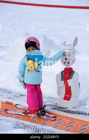 FRANKREICH, HAUTE-SAVOIE (74) REGION CHABLAIS, SKIGEBIET PORTES DU SOLEIL, DORF UND SKIGEBIET MORZINE, KIDS CLUB UND SKISCHULE FÜR KINDER CLUB Stockfoto