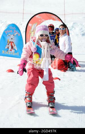 FRANKREICH, HAUTE-SAVOIE (74) REGION CHABLAIS, SKIGEBIET PORTES DU SOLEIL, DORF UND SKIGEBIET MORZINE, KIDS CLUB UND SKISCHULE FÜR KINDER CLUB Stockfoto