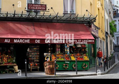 FRANKREICH, PARIS (75) 18. ARRONDISSEMENT, BEZIRK MONTMARTRE ABBESSES, LEBENSMITTELGESCHÄFT MAISON COLLIGNON-AU MARCHE DE LA BUTTE, GEMÜSEHÄNDLER DER FILME L Stockfoto