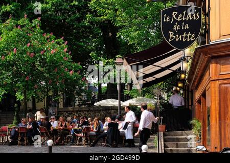 FRANKREICH, PARIS (75) 18. ARRONDISSEMENT, STADTTEIL MONTMARTRE ABBESSES, PLACE EMILE GOUDEAU, TERRASSE DES CAFÉ-RESTAURANTS LE RELAIS DE LA BUTTE Stockfoto