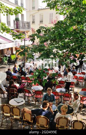 FRANKREICH, PARIS (75) 18. ARRONDISSEMENT, STADTTEIL MONTMARTRE ABBESSES, PLACE EMILE GOUDEAU, TERRASSE DES CAFÉ-RESTAURANTS LE RELAIS DE LA BUTTE Stockfoto