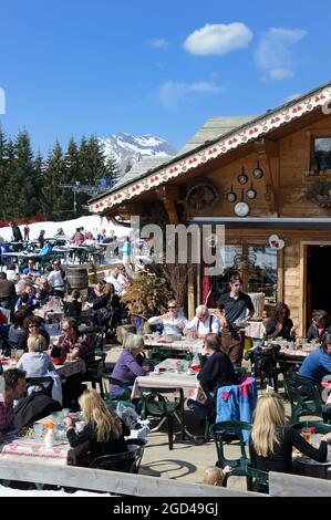 FRANKREICH, HAUTE-SAVOIE (74) REGION CHABLAIS, SKIGEBIET PORTES DU SOLEIL, DORF UND SKIGEBIET MORZINE, TERRASSE DES BERGRESTAURANTS LE VAFFIEU Stockfoto