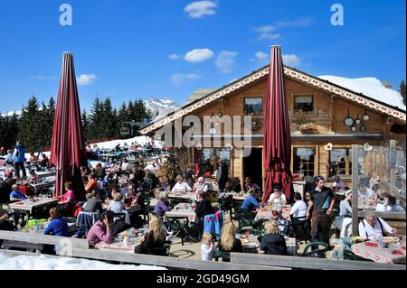 FRANKREICH, HAUTE-SAVOIE (74) REGION CHABLAIS, SKIGEBIET PORTES DU SOLEIL, DORF UND SKIGEBIET MORZINE, TERRASSE DES BERGRESTAURANTS LE VAFFIEU Stockfoto