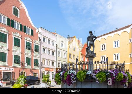 Geographie / Reisen, Österreich, Oberösterreich, Schaerding, Oberes Bürgerzentrum, Saint George Fountain, ZUSÄTZLICHE-RIGHTS-CLEARANCE-INFO-NOT-AVAILABLE Stockfoto