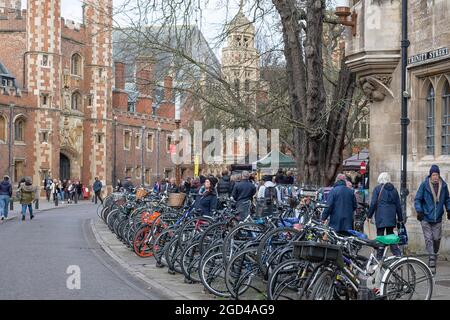 Blick auf die Trinity Street Cambridge mit vielen Radwegen und Einkäufern, Cambridgeshire uk. Stockfoto