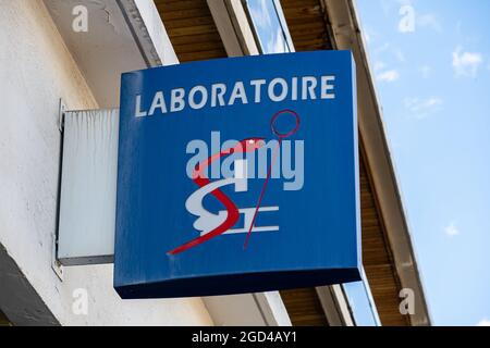 Briancon, Frankreich - 7. Juli 2020: Labor für medizinische Analyse in Briancon Stockfoto