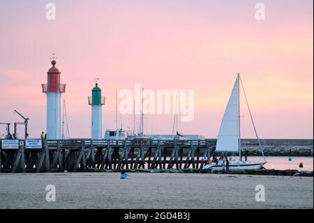 FRANKREICH, CALVADOS (14) NORMANDIE, TROUVILLE DEAUVILLE, LEUCHTTÜRME UND PONTONPIER, DIE DEN EINGANG ZUM HAFEN AM FLUSS TOUQUES MARKIEREN Stockfoto