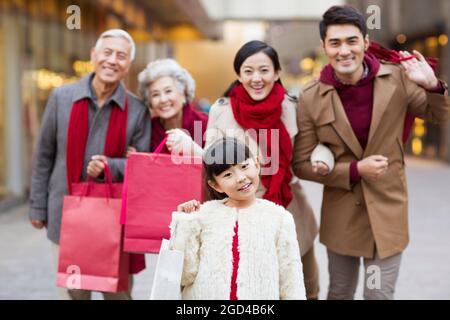 Glückliche Familieneinkäufe für das chinesische Neujahr Stockfoto