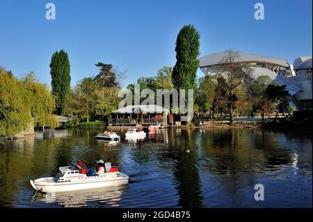 FRANKREICH, PARIS (75) BOIS DE BOULOGNE, JARDIN D'ACCLIMATATION, FUNKFERNSTEUERBECKEN, IM HINTERGRUND DIE FONDATION LOUIS VUITTON DES ARCHITEKTEN FRA Stockfoto