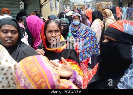 Nicht exklusiv: DHAKA, BANGLADESCH - 10. AUGUST: Personen warten in der Warteschlange, um den Impfstoff gegen Covid-19 im Asrafabad High Schoo zu erhalten, während Stockfoto