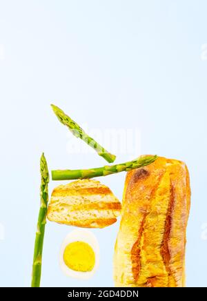 Frisch gegrilltes Brot, Spargel und Ei. Zum Frühstück gibt es Inridients. Gleichgewichtsschwimmende Lebensmittel. Balance Levitation Food Stockfoto