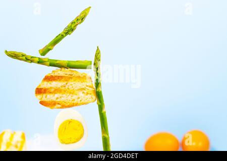 Frisch gegrilltes Brot, Spargel und Ei. Zum Frühstück gibt es Inridients. Gleichgewichtsschwimmende Lebensmittel. Balance Levitation Food Stockfoto