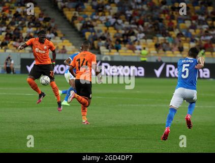 Nicht exklusiv: KIEW, UKRAINE - 10. AUGUST 2021 - Stürmer Lassina Traore, Mittelfeldspieler Tete vom FC Shakhtar Donezk und Verteidiger Gerardo Arteaga Zamora of Stockfoto