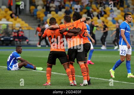 Nicht exklusiv: KIEW, UKRAINE - 10. AUGUST 2021 - Mittelfeldspieler Tete (L) und die Stürmerin Lassina Traore (R) vom FC Shakhtar Donetsk helfen ihrem Teamkollegen Jewhen Stockfoto