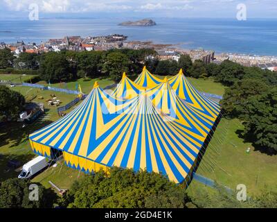 Blick auf das Belhaven Big Top ein Veranstaltungsort des Fringe by the Sea Festivals in North Berwick, East Lothian. Das Festival läuft bis zum 15. August. Stockfoto