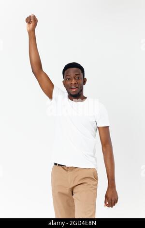 afrikanisch aussehender Mann hält seine Hand über seinem Kopf Emotionen Lifestyle Stockfoto