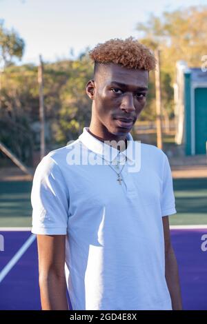 Nahaufnahme eines jungen Mannes, der auf dem Tennisplatz steht Stockfoto