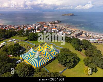 Blick auf das Belhaven Big Top ein Veranstaltungsort des Fringe by the Sea Festivals in North Berwick, East Lothian. Das Festival läuft bis zum 15. August. Stockfoto