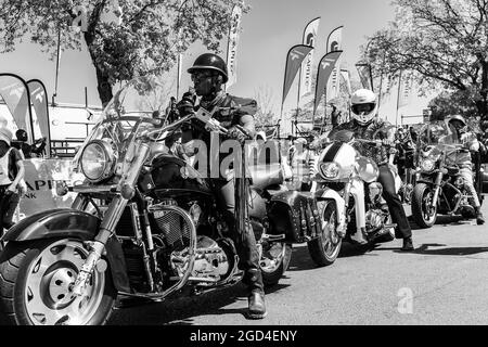 PRETORIA, SÜDAFRIKA - 05. Jan 2021: Eine Graustufe von Festwagen und Kostümen beim Gauteng Karneval in Pretoria, Südafrika Stockfoto