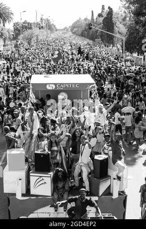 PRETORIA, SÜDAFRIKA - 05. Jan 2021: Eine Graustufe von Festwagen und Kostümen beim Gauteng Karneval in Pretoria, Südafrika Stockfoto